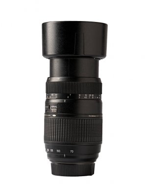 odak uzaklığı 70-300 beyaz arka plan üzerinde izole ile siyah tele makro lens