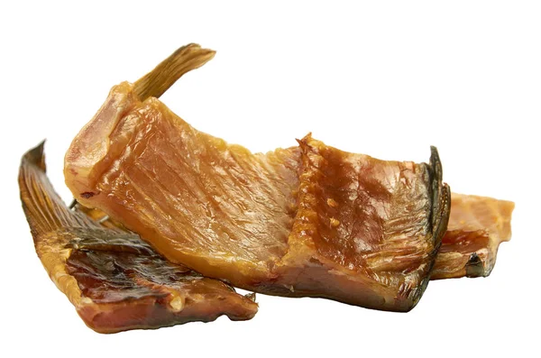 Bitar av rökt fisk karp isolerad på vitt — Stockfoto