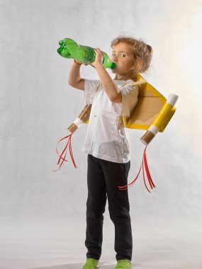 Minsk, Beyaz Rusya - 30 Mayıs 2019 : Kız içecekler Sprite. İyi meşrubat. Gri arka planda