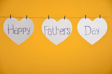 sarı bir arka plan üzerinde kalpler şeklinde kağıt üzerinde nscription