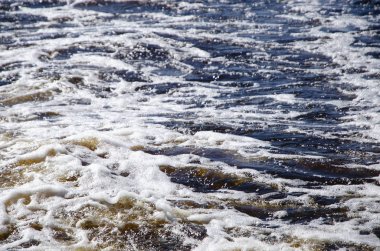 Köpük ile çalkantılı su üzerinde dalgaların dokusu