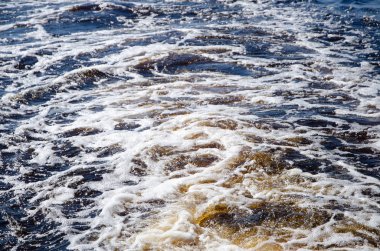 Su üzerinde geçen bir tekne gelen dalgaların dokusu