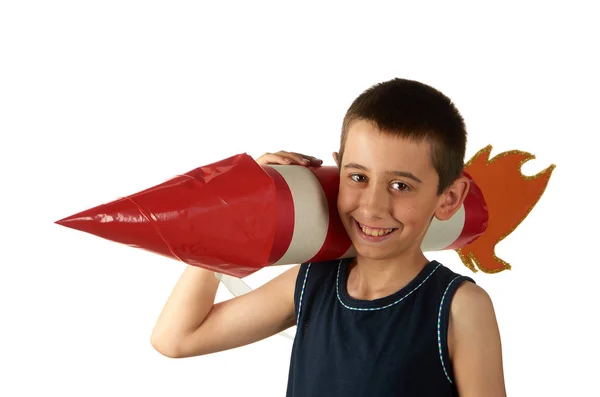 Menino com brinquedo foguete vermelho e branco em seu ombro isolado no branco — Fotografia de Stock