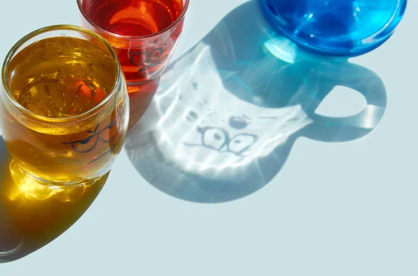 Különböző színű alkoholos friss koktélok árnyékokkal és festett érzelmekkel — Stock Fotó