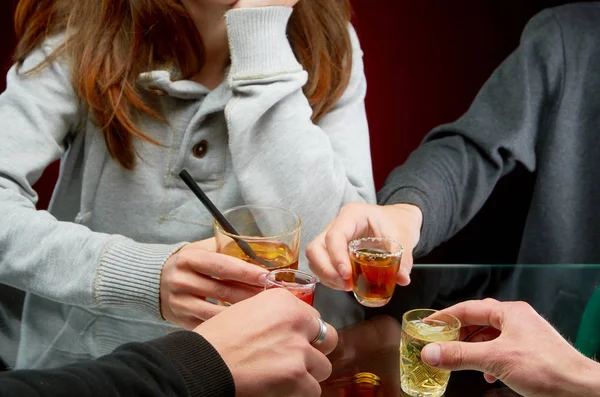 Dricka en mängd alkoholhaltiga drycker i kampanjen av vänner — Stockfoto