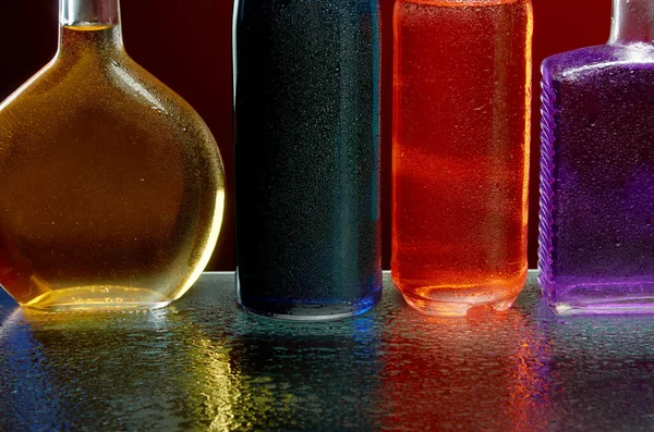 La textura de las bebidas alcohólicas por el vaso en un spray de agua — Foto de Stock