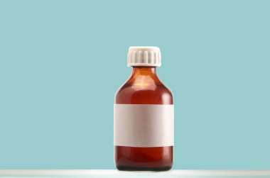 Mavi arka plan üzerinde tıbbi infüzyon için etiket ile Cam şişe.