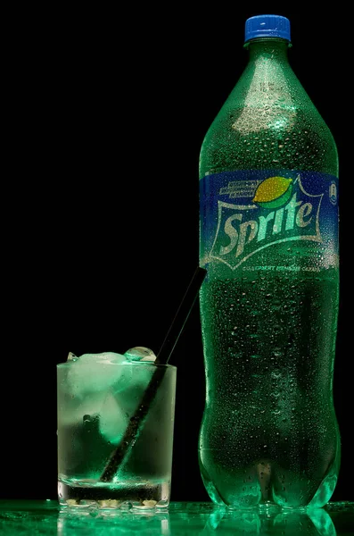 Minsk Belarus mai 2018.Sprite est une boisson rafraîchissante populaire non alcoolisée à la saveur de citron et de citron vert, créée par Coca-Cola sur un fond sombre . — Photo