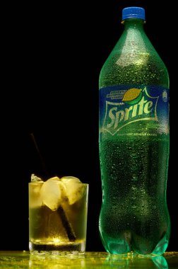 Minsk Belarus Mayıs 2018.Sprite koyu bir arka plan üzerinde Coca-Cola tarafından oluşturulan limon ve limon lezzet ile popüler bir alkolsüz ferahlatıcı içecek,.