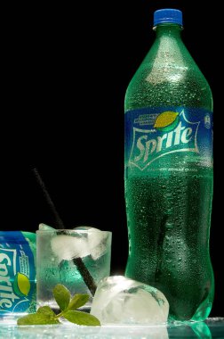Minsk Belarus Mayıs 2018.Sprite koyu bir arka plan üzerinde Coca-Cola tarafından oluşturulan limon ve limon lezzet ile popüler bir alkolsüz ferahlatıcı içecek,.