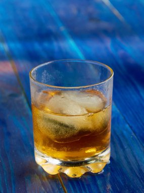 Şeffaf bir bardak buz ile güçlü alkol bir bardak