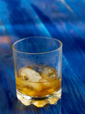 Şeffaf bir bardak buz ile güçlü alkol bir bardak