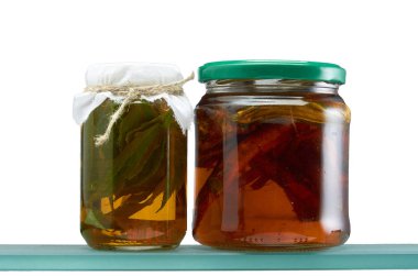 İzole çeşitli tentürler ile Cam kavanoz