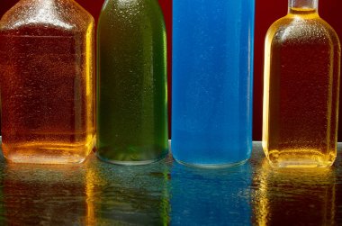 Su bir sprey cam tarafından alkollü içeceklerin doku