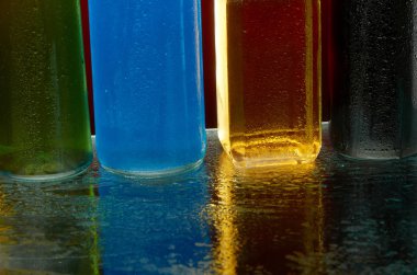 Su bir sprey cam tarafından alkollü içeceklerin doku