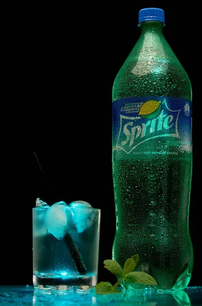Minsk Belarus mai 2018.Sprite est une boisson rafraîchissante populaire non alcoolisée à la saveur de citron et de citron vert, créée par Coca-Cola sur un fond sombre . — Photo