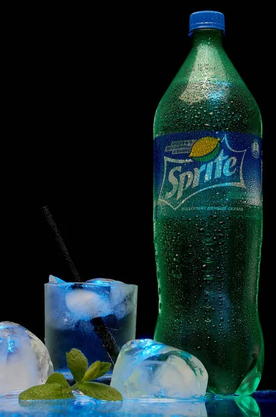 Minsk Bielorrusia mayo 2018.Sprite es una bebida refrescante popular sin alcohol con sabor a limón y lima, creada por Coca-Cola sobre un fondo oscuro. . —  Fotos de Stock