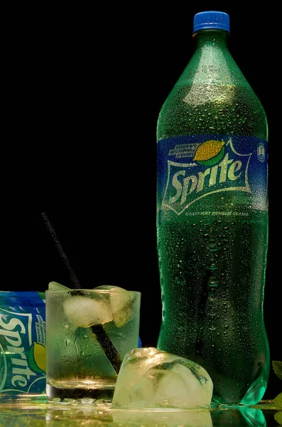 Minsk Belarus may 2018.Sprite is a popular non-alcoholic refreshing drink with lemon and lime flavor, created by Coca-Cola on a dark background. — Stock Photo, Image