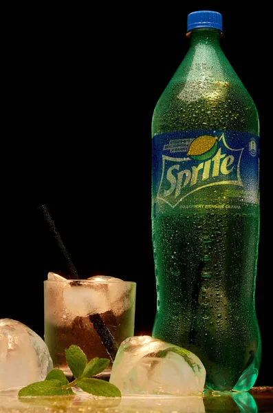 Minsk Belarus mai 2018.Sprite est une boisson rafraîchissante populaire non alcoolisée à la saveur de citron et de citron vert, créée par Coca-Cola sur un fond sombre . — Photo