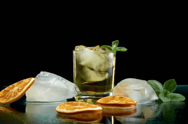 Kyld alkoholhaltig cocktail med is och pann röret — Stockfoto