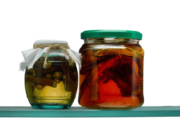 Słoiki szklane z różnymi nalewki w izolacji — Zdjęcie stockowe
