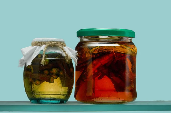 Glazen potten met verschillende tincturen in isolaat — Stockfoto