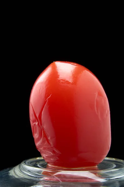 Marinierte rote Tomate auf Glas auf dunklem Hintergrund. — Stockfoto