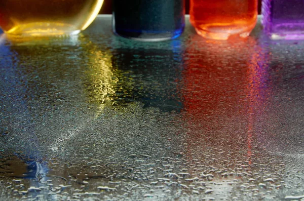 De textuur van alcoholische dranken per glas in een spray van water — Stockfoto