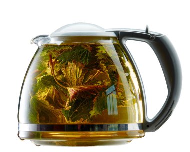 Beyaz izole üzerinde tıbbi ısırgan ile cam çaydanlık