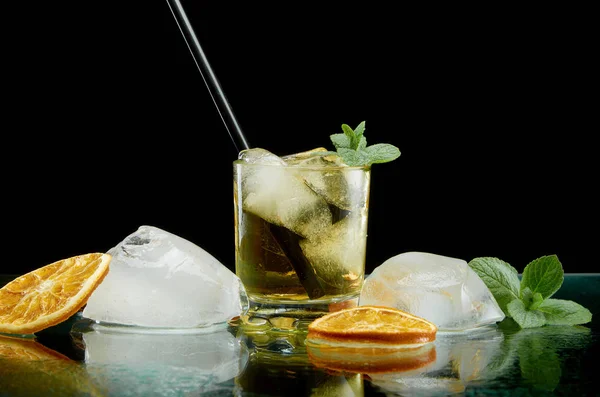 Chlazený alkoholický koktejl s ledem a kotelní trubicí — Stock fotografie
