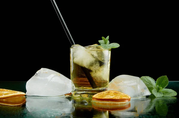 Schłodzony koktajl alkoholowy z lodem i rurą kotłową — Zdjęcie stockowe