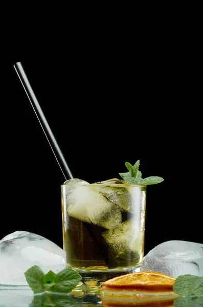 Kyld alkoholhaltig cocktail med is och pann röret — Stockfoto