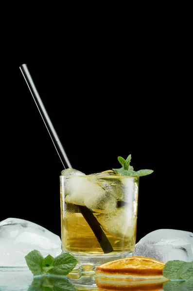 Cocktail alcolico refrigerato con tubo di ghiaccio e caldaia — Foto Stock