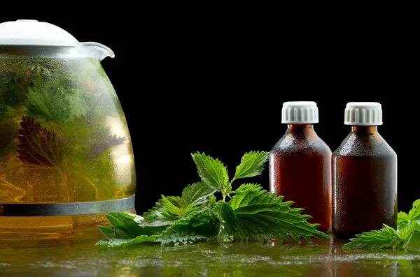 Chá fabricado a partir de urtiga medicinal para fins medicinais e isolado preto — Fotografia de Stock