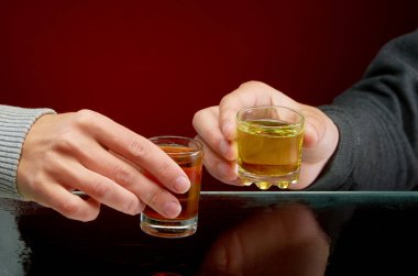 Arkadaş kampanyasında alkollü içeceklerin çeşitli içme