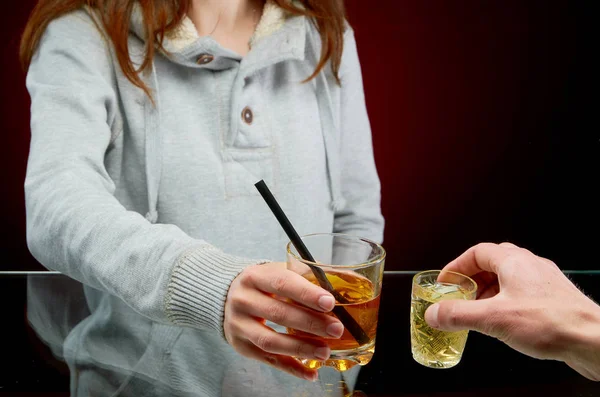 Degustação de vários coquetéis alcoólicos com gelo em um fundo vermelho — Fotografia de Stock