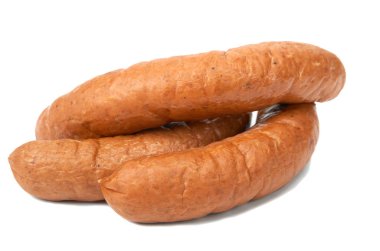 Beyaz arka planda yeşil dereotu, sokak yemekleri ile ızgara sosis. Sulu sosis. Piknik için sosis. Hızlı yemek. Hafif bir arka planda zararlı gıda. Yağlı gıda.