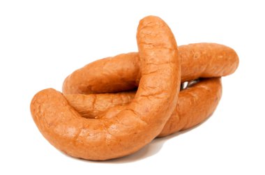 Beyaz arka planda ızgara sosis, sokak yemeği. Sulu sosis. Piknik için sosis. Hızlı yemek. Hafif bir arka planda zararlı gıda. Yağlı gıda.