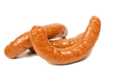 Beyaz arka planda ızgara sosis, sokak yemeği. Sulu sosis. Piknik için sosis. Hızlı yemek. Hafif bir arka planda zararlı gıda. Yağlı gıda.