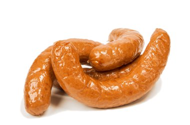 Beyaz arka planda ızgara sosis, sokak yemeği. Sulu sosis. Piknik için sosis. Hızlı yemek. Hafif bir arka planda zararlı gıda. Yağlı gıda.