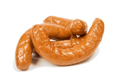 Beyaz arka planda ızgara sosis, sokak yemeği. Sulu sosis. Piknik için sosis. Hızlı yemek. Hafif bir arka planda zararlı gıda. Yağlı gıda.