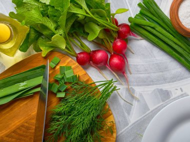 Taze sebzeler hafif bir masada yatıyor