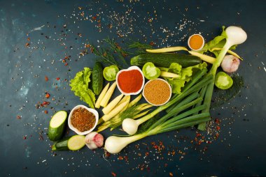 Taştaki sebzeler koyu bir arka plan. Genç Otlar Soğan Sarımsak Yeşil Fasulye Sarı Mısır Kabak Baharatlar Koyu Dokulu Arka Plan Açık.