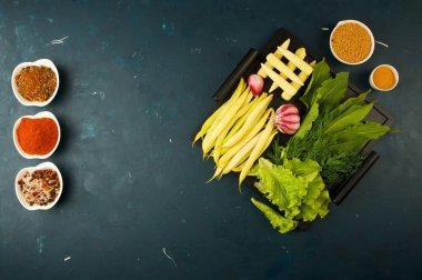 Taşın üzerindeki kutunun içindeki sebze tabloları karanlık bir sırt çantasıydı. GENÇ YENİ GERÇEK GERÇEK GÖZLERİ GÖZLÜĞÜ GERÇEK GERÇEK GERÇEK BAŞLARI KARANLIK TEXTÜREN BÖLERİNDE OĞLUYOR.