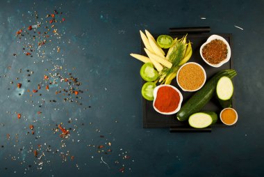 Taşın üzerindeki kutunun içindeki sebze tabloları karanlık bir sırt çantasıydı. GENÇ YENİ GERÇEK GERÇEK GÖZLERİ GÖZLÜĞÜ GERÇEK GERÇEK GERÇEK BAŞLARI KARANLIK TEXTÜREN BÖLERİNDE OĞLUYOR.