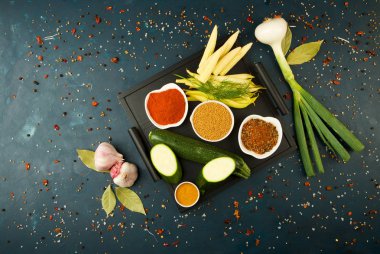 Taşın üzerindeki kutunun içindeki sebze tabloları karanlık bir sırt çantasıydı. GENÇ YENİ GERÇEK GERÇEK GÖZLERİ GÖZLÜĞÜ GERÇEK GERÇEK GERÇEK BAŞLARI KARANLIK TEXTÜREN BÖLERİNDE OĞLUYOR.