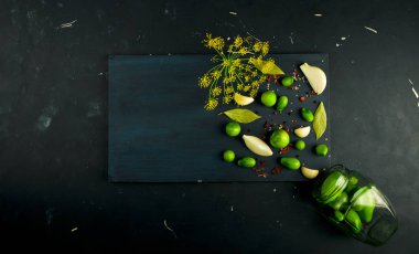 Gemide Sebze Domates ve Baharatlar. Soğan Sarımsak Domates Dereotu Baharatlar Bir Yükseltilmiş Taş Yüzey üzerinde koyu ahşap tahta üzerinde. Tuzlama Kavramı.