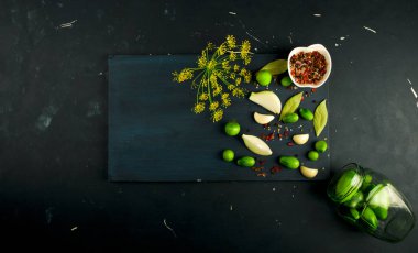 Gemide Sebze Domates ve Baharatlar. Soğan Sarımsak Domates Dereotu Baharatlar Bir Yükseltilmiş Taş Yüzey üzerinde koyu ahşap tahta üzerinde. Tuzlama Kavramı.