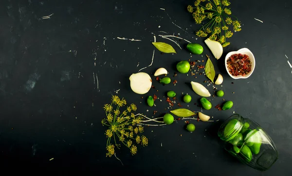 VEGETALES TOMATOS Y ESPECIFICACIONES EN EL FONDO. Las cebollas GARLIC TOMATOES DILL ESPECIAS SOBRE LA SUPERFICIE DE PIEDRA OSCURA. EL CONCEPTO DE LA SALTACIÓN . — Foto de Stock