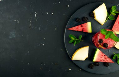 Kavun Karpuz Böğürtlen Nane Ve Yuvarlak Ahşap Arka Plan Üzerine Meyve Suyu Bir Bardak. Olgun Karpuz Sulu Kavun Blackberry Nane Kokteyller Koyu Ahşap Tahta Açık Koyu Arka Plan.